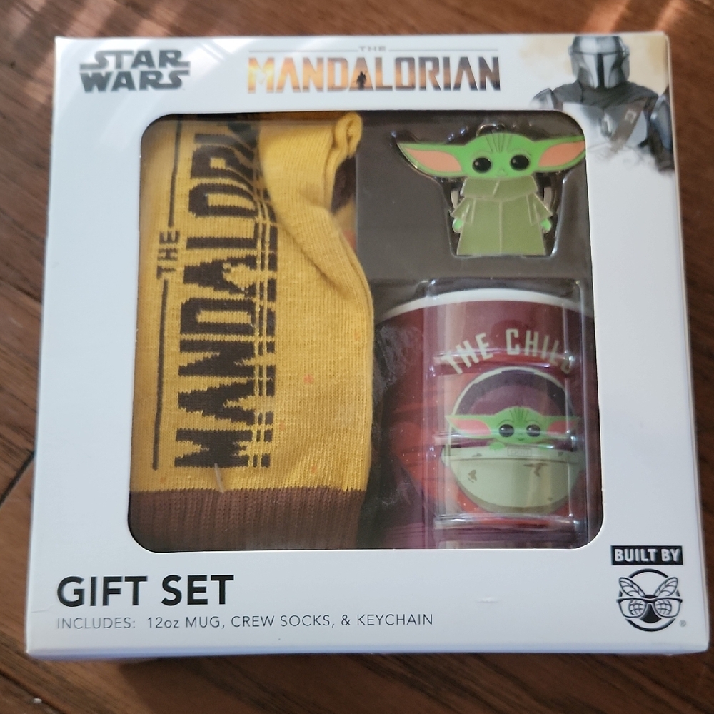 NWT Star Wars Mandalorian Yellow and Brown Gift Set, Mug, Socks, Keychain